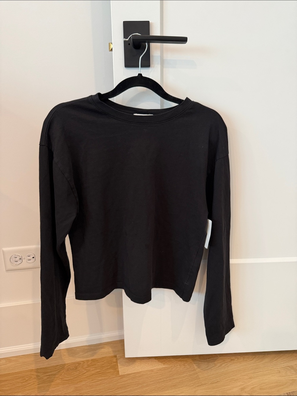Black Long-Sleeve Cropped Crewneck Top - Women